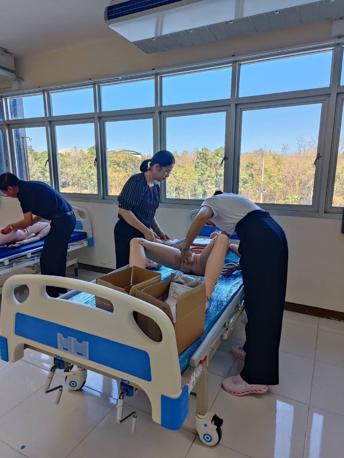 คณะพยาบาลศาสตร์ ติดตั้งครุภัณฑ์จัดเตรียมห้องปฏิบัติการทางการพยาบาล เตรียมความพร้อมรับการตรวจเยี่ยมให้คำปรึกษา แนะนำ และประเมินความพร้อมโดยสถาบันพี่เลี้ยง